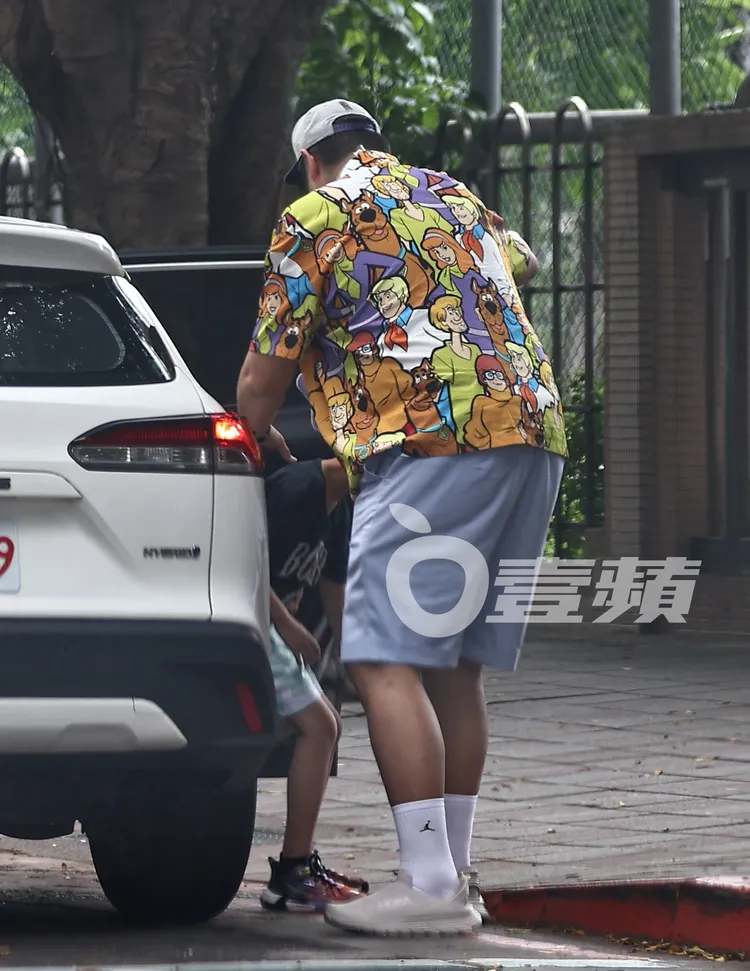 哈孝遠貼心開門讓兒子下車。特勤中心攝