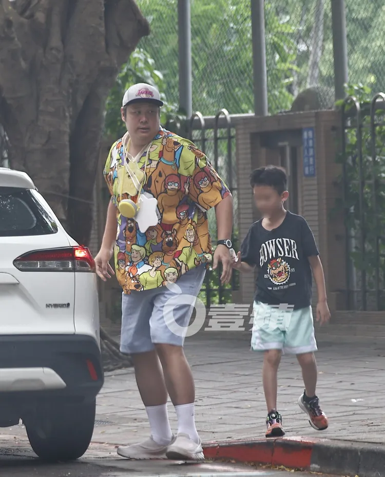 哈孝遠（左）牽著兒子準備過馬路。特勤中心攝