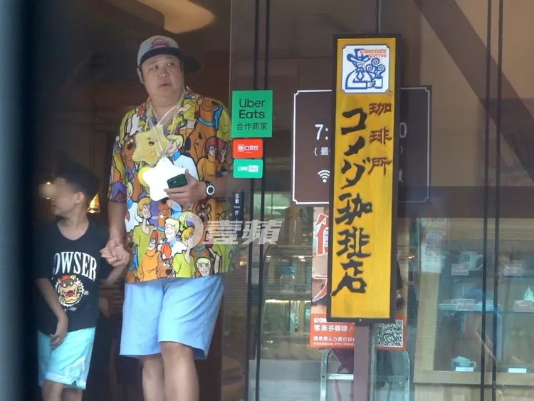 哈孝遠和兒子阿Q享用完午餐離開珈琲店。特勤中心攝