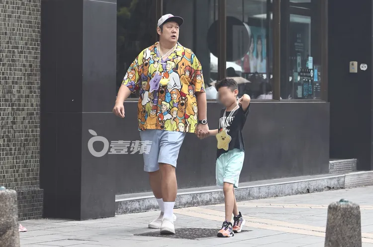 哈孝遠牽著7歲兒「阿Q」去吃午餐。特勤中心攝