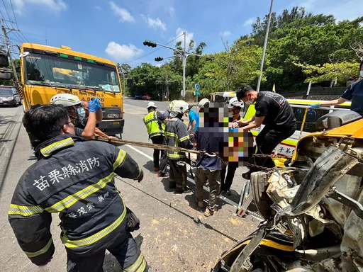 有片｜ 工程車台一線苗栗段自撞側翻　越籍移工卡車中救出送醫