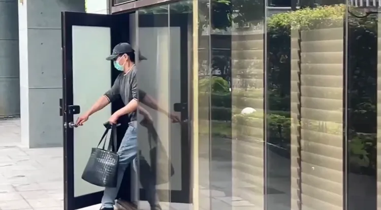 趙建銘轉身走側門進入，面對媒體高喊問題都沒有回應。莊曜聰攝