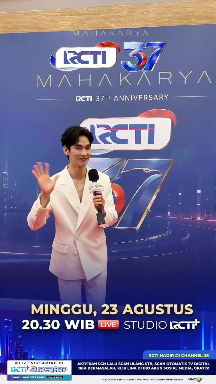 金秀賢身穿白色西裝走星光大道。翻攝RCTI IG