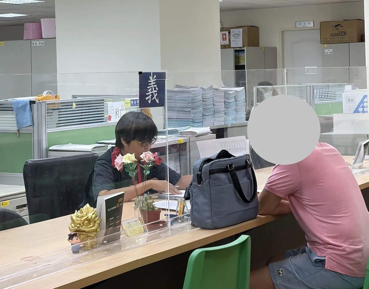 未禮讓行人罰6千！揪出租車公司欠稅235萬　帳款、車輛被扣急辦分期