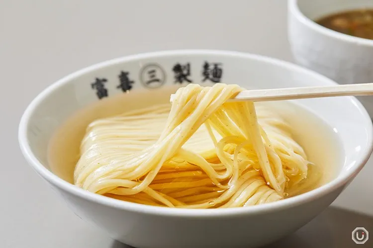 富喜製麵研究所此次攜手雞湯桑，以日本天然釀造雙醬與雞白湯交織，呈現職人級日式風味。業者提供