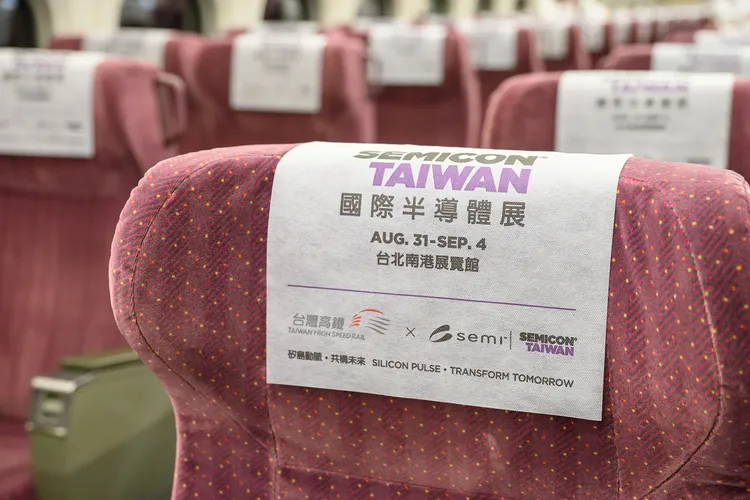 全車隊34組列車換上專屬頭靠墊。高鐵提供