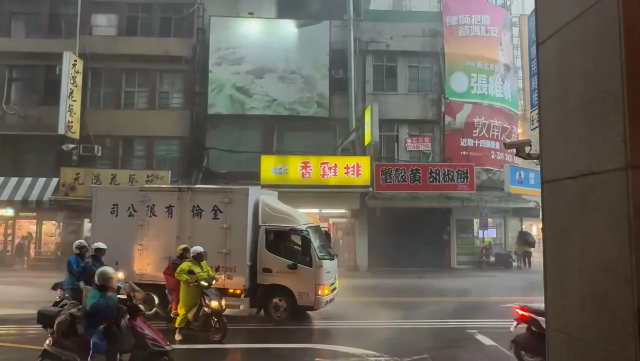 秒變狂風暴雨！機車連倒好幾輛　貨車司機1舉動被讚爆