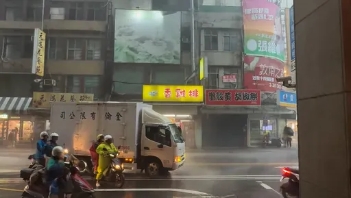 秒變狂風暴雨！機車連倒好幾輛　貨車司機1舉動被讚爆