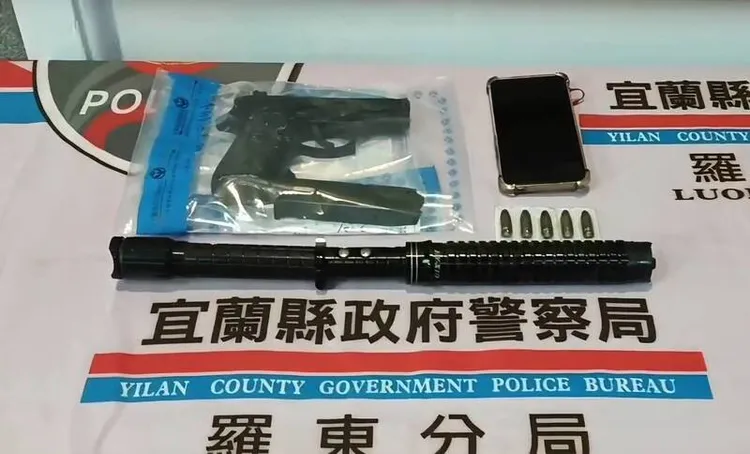 警方從李男身上搜出手銬、電擊棒等物。翻攝照片