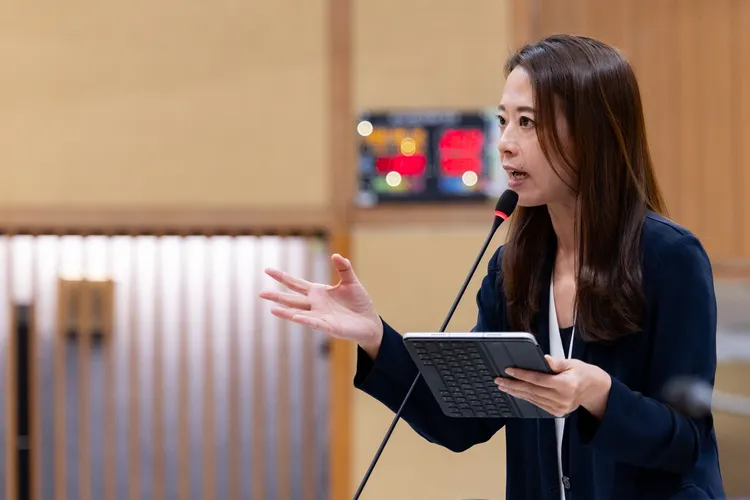 新北市議員江怡臻批中央大砍社宅衝擊地方，新北市府坦言恐少1.3萬戶。服務處提供