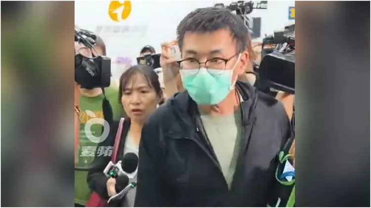 趙建銘母親在對話中提到，趙建勳的死對趙建銘打擊很大，會勸他不要再迷失。凃建豐攝