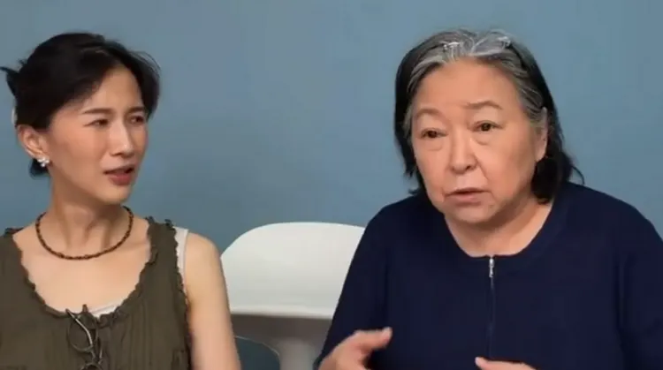 方芳上中國網紅Papi醬節目暢聊演藝趣事。翻攝《熱烈歡迎》