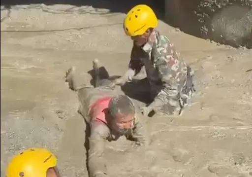 搶救畫面曝光！尼泊爾水力發電隧道救出350人　軍方續救上百人