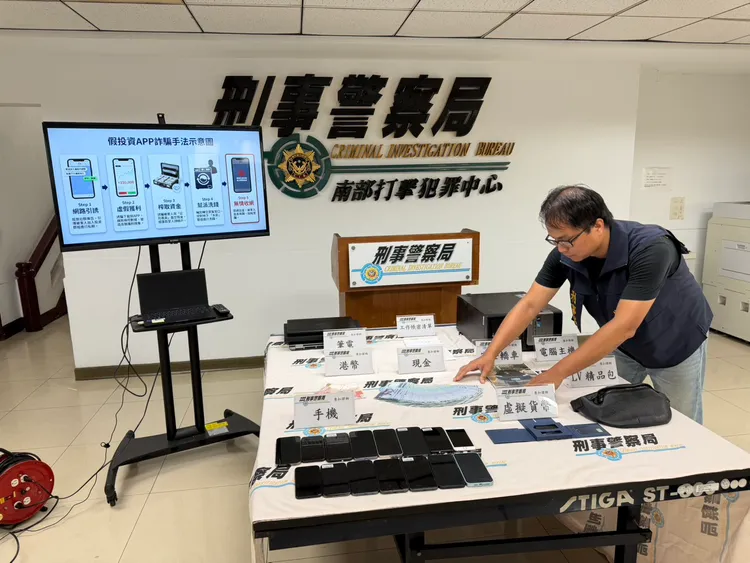 警方查扣賓士轎車2部、犯案用手機15支、現金13萬2,400元及泰達幣4,660顆、LV皮包1個等贓證物。翻攝畫面