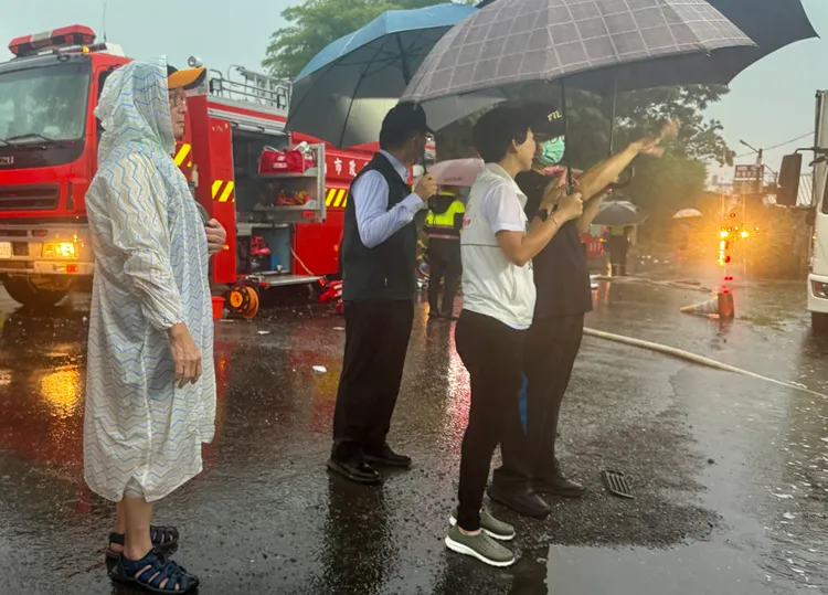 立委陳亭妃與市府人員到場勘災。民眾提供