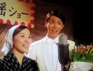 清水良太郎（右）在《小海女》飾演年輕時期的橋幸夫。翻攝NHK