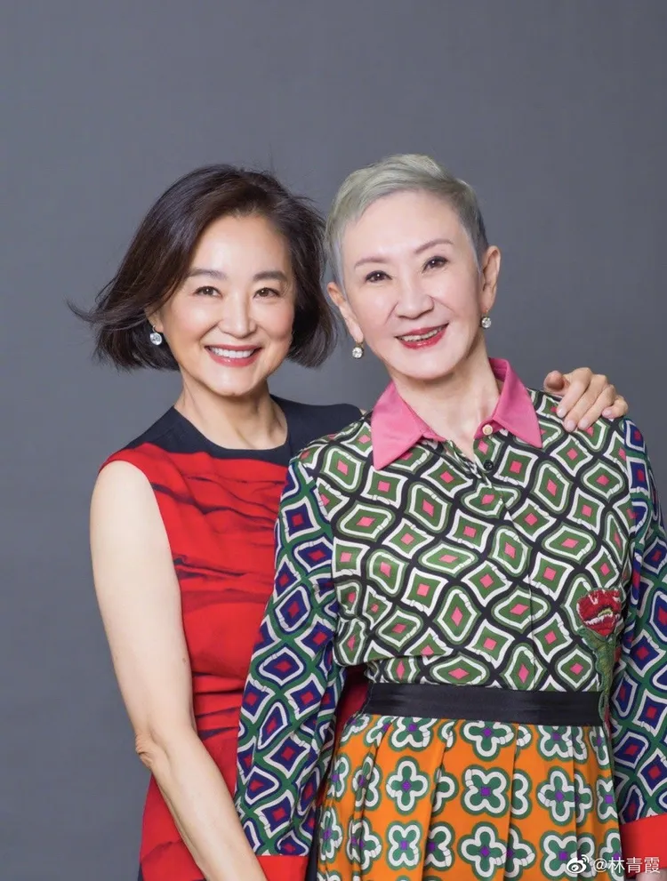 林青霞（左）稱施南生對香港電影的貢獻，和她的為人，一本書都寫不完。翻攝林青霞微博