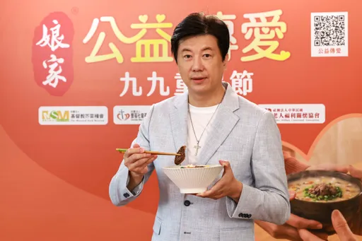 老婆文汶經營品牌沒空約會　吳皓昇當超級奶爸幫愛女剪髮