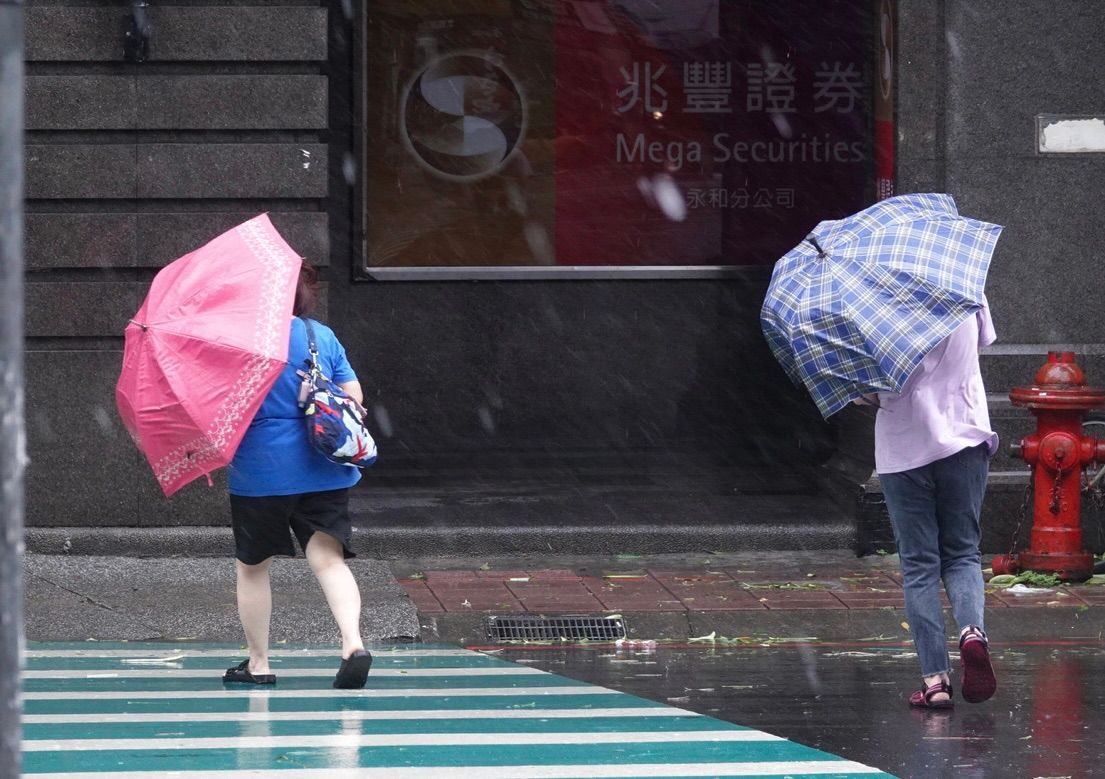 雙颱共舞不襲台!南卡、琵鷺遠離台灣 午後雷雨仍連炸一週