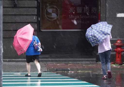雙颱共舞不襲台！南卡、琵鷺遠離台灣　午後雷雨仍連炸一週