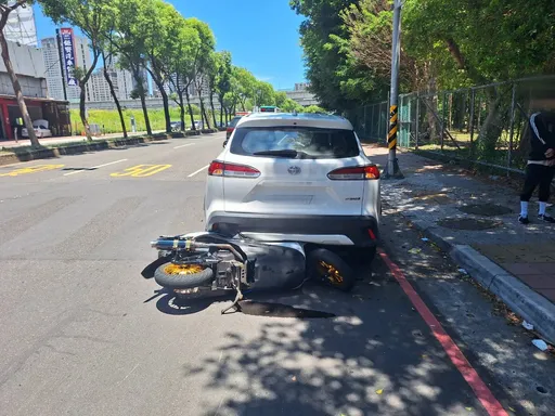 騎士切待轉區遭後方機車擦撞　後車滑行再撞路邊小客車釀1傷
