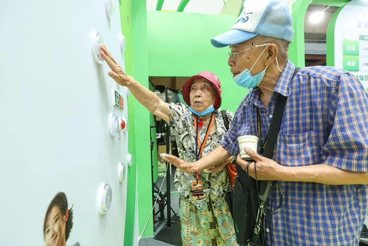 國泰金控攜手五大子公司，以寓教於樂的「國泰遊樂場」為主題，首度規劃沙龍講座，搭配健康操及好禮，將健康管理、交通安全、安養信託及退休理財等嚴肅議題，轉化成貼近日常生活的趣味體驗。國泰金控提供