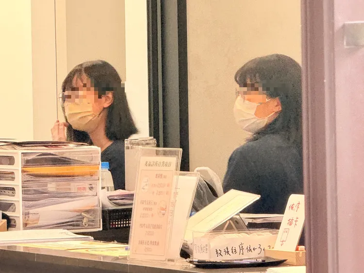 面對衛生局上門稽查，診所人員臉上仍帶著笑容。莊曜聰攝