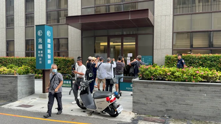 大批媒體在診所外守候。莊曜聰攝