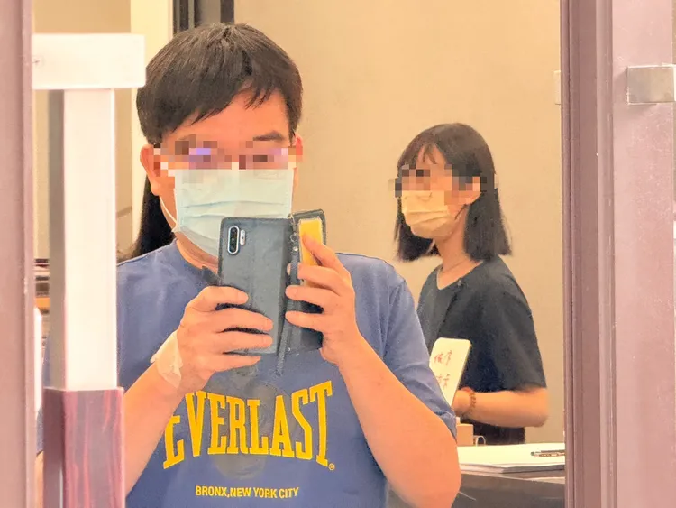 有病患看到媒體大陣仗，拿出手機拍攝紀錄。莊曜聰攝