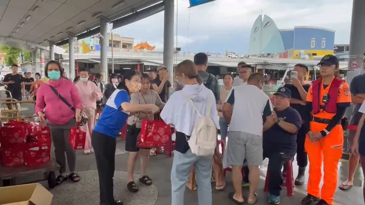 船公司並送給每位乘客800元紅包及伴手禮壓驚，此趟船票亦免費全部退還。翻攝畫面