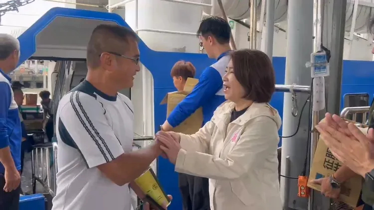 周春米縣長於2點多趕到現場坐鎮指揮，慰問受受驚遊客。翻攝畫面