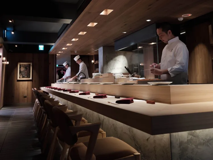 高檔日料餐廳「渡邉」採預約制，每天僅開放12位客人用餐，曾被列為「台北最難訂位餐廳」之一。