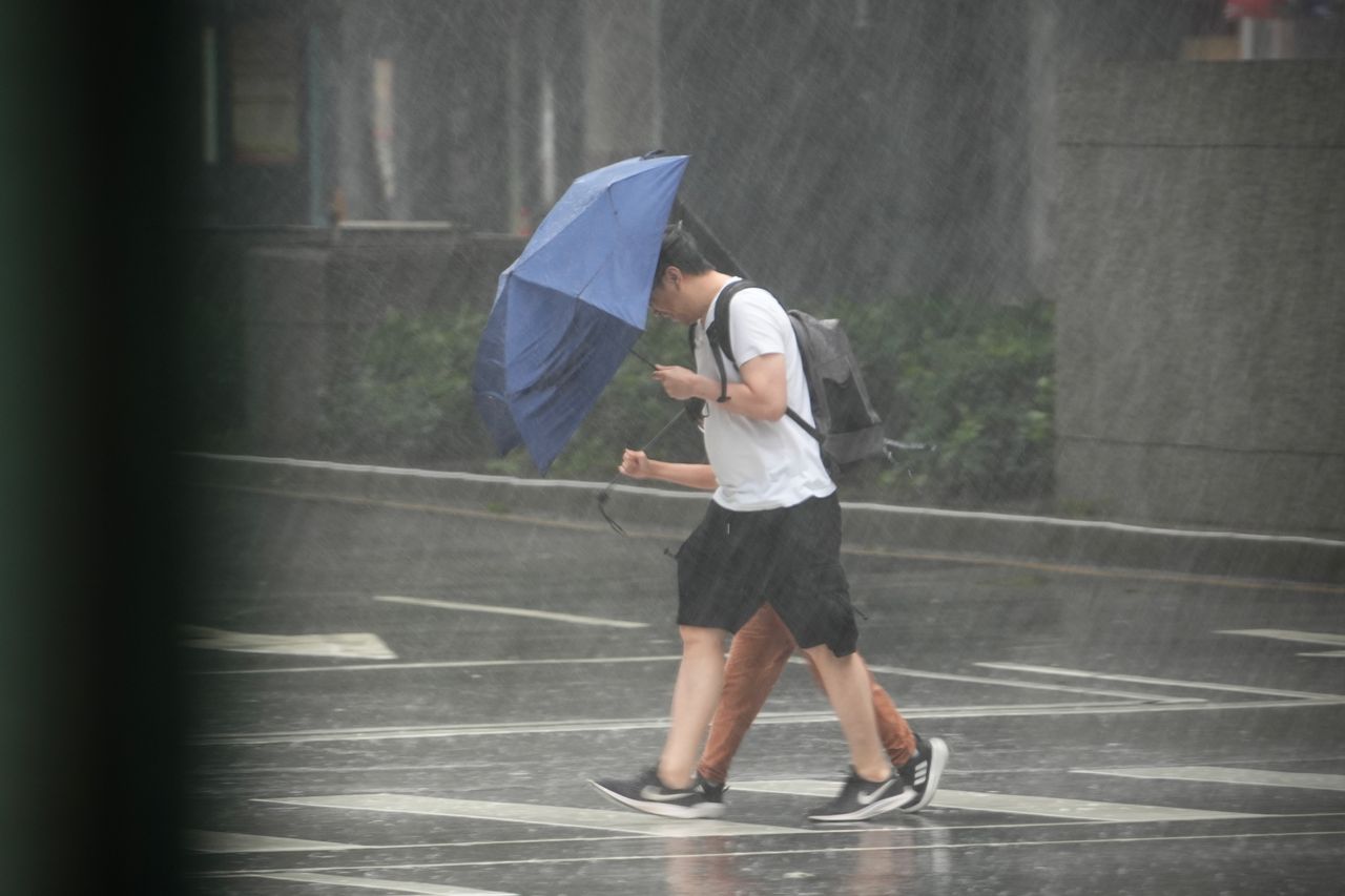 強颱白海豚逼近琉球海域 北台灣下週後期轉雨影響擴大