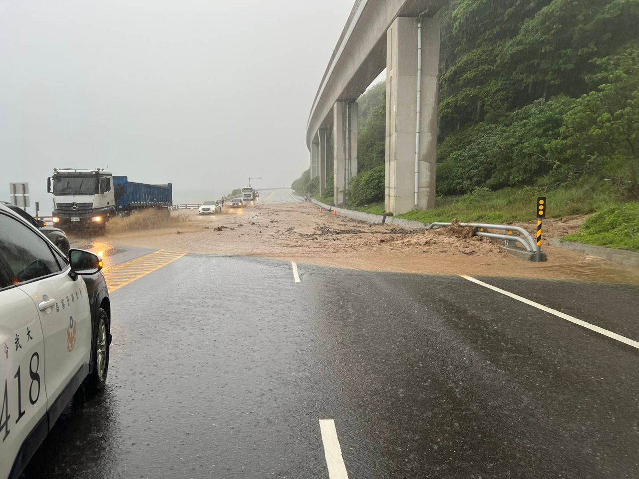 大雨不斷台9線南迴公路多良段土石流 公路局搶修中僅開放北上車道通行