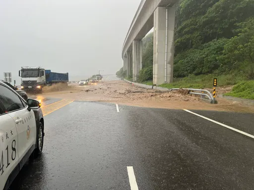 大雨不斷台9線南迴公路多良段土石流　公路局搶修中僅開放北上車道通行