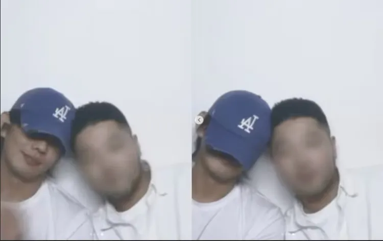 從流出的拍貼照片可見，劉亞仁戴著藍色棒球帽、身穿白色上衣，與友人肩靠肩、臉貼臉。翻攝《朝鮮日報》