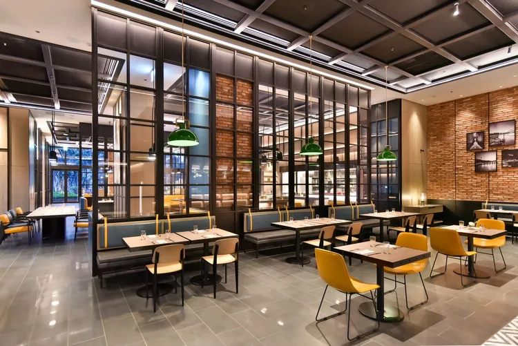 專案均含翌日The Mesh Kitchen自助早餐兩客及Mesh Bar迎賓飲料券兩張，The Mesh Kitchen全日餐廳擁有舒適的大面落地窗，主廚不定期精選八里在地食材做為發想，讓來往旅人能用食物品味八里，讓每次來訪都有不同的驚豔。台北八里福朋喜來登酒店提供