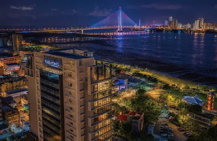 台北八里福朋喜來登酒店鄰近淡江大橋，更能沿著八里左岸散步前往淡水漁人碼頭欣賞璀璨煙火。台北八里福朋喜來登酒店提供