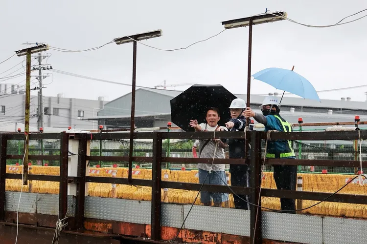 賴瑞隆赴仁武勘查八涳橋緊盯豪雨水情。翻攝畫面
