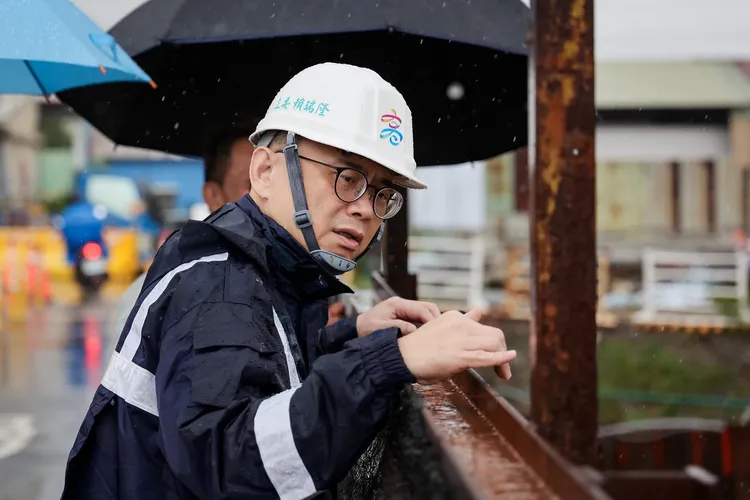 賴瑞隆赴仁武勘查八涳橋緊盯豪雨水情。翻攝畫面