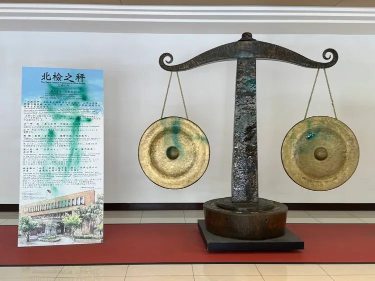 「抗議魔人」田山盛國赴北檢對「北檢之秤」潑灑綠漆抗議 。資料照片