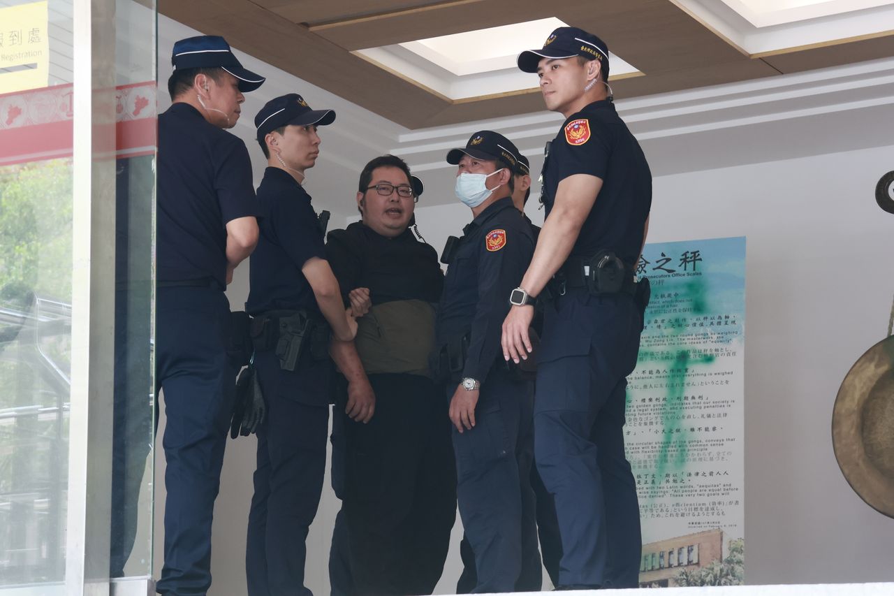 「抗議魔人」田山盛國騎車闖法務部嗆聲、北檢噴綠漆 一審判7月
