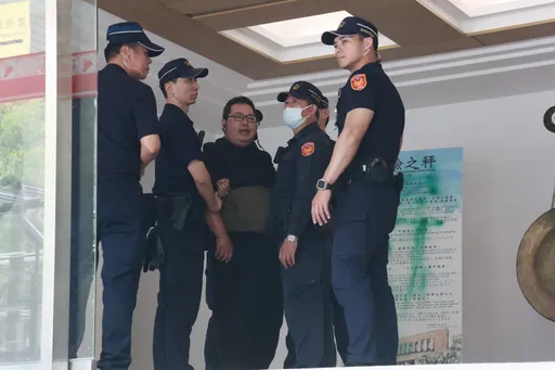 「抗議魔人」田山盛國騎車闖法務部嗆聲、北檢噴綠漆　一審判7月