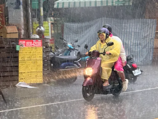 低壓帶發威！10縣市大雨特報　大台北、桃園慎防36°C高溫