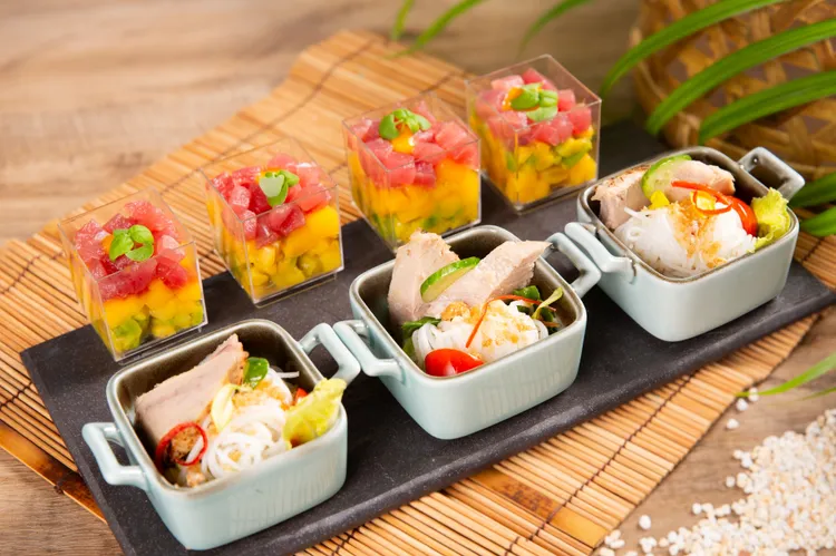 台北萬豪Garden Kitchen「鮪大航道・豪享海味」，開胃菜首推清爽南洋風味的「越式醬香鮪魚米線」及精緻冷盤「鮪魚韃靼佐酪梨芒果」。業者提供