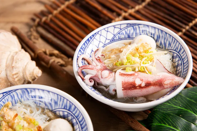 台北萬豪Garden Kitchen「鮪大航道・豪享海味」，現煮麵食提供「小管米粉」，以熬煮多時的鮮甜豬大骨湯為底，搭配Q彈細米粉與新鮮澎湖小管 。業者提供
