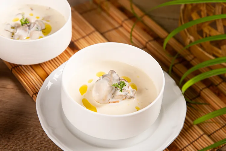 台北萬豪Garden Kitchen「鮪大航道・豪享海味」，西式「東港鮮蚵濃湯」，飽滿鮮蚵誘人。業者提供