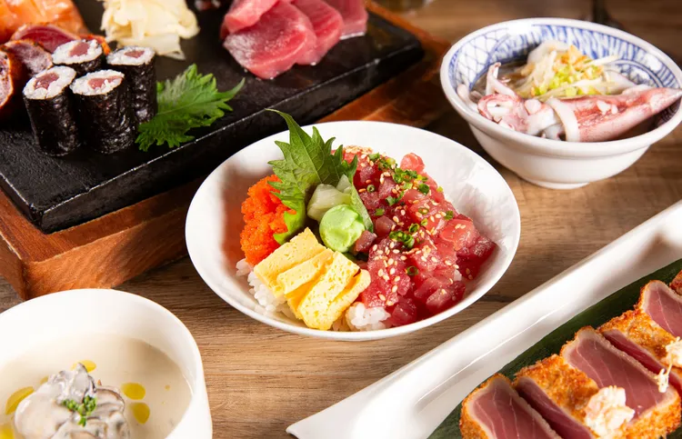 台北萬豪Garden Kitchen「鮪大航道・豪享海味」，可自行DIY的「日式鮪魚丼飯」，豪邁享受大海直送的鮮甜滋味。業者提供