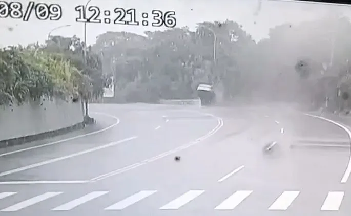 自小客車過彎時失控自撞燈桿。民眾提供