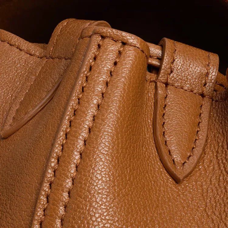 CELINE SOFT TRIOMPHEL淺棕黃色雙肩包細節。品牌提供